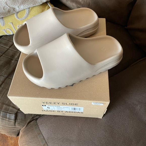 Yeezy Slides “Pure” - Picture 2 of 4